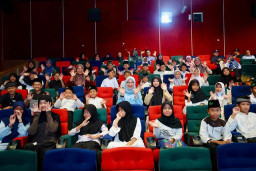 Nobar Film Na Willa Bareng Anak Yatim, Ipuk Teringat Masa Kecil: Relate Banget!