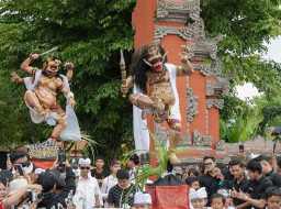 Dipayungi Langit Mendung, Umat Hindu di Surabaya Antusias Arak Ogoh-ogoh