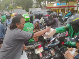 Di Penghujung Ramadan, Jurnalis Pokja DPRD Surabaya Turun Bagi-bagi Takjil