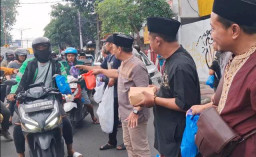 Penghujung Ramadan, PWI Sidoarjo Turun Bagi-bagi Takjil ke Pengguna Jalan