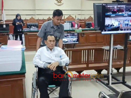 Jadi Terdakwa Korupsi, Eks Pejabat Dindik Jatim Hudiyono 'Mendadak' Berkursi Roda!