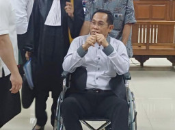 Jadi Terdakwa Korupsi Dindik Jatim Rp 65 M, Hudiyono Pakai Kursi Roda!