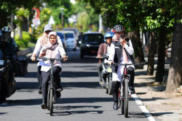 Ajak ASN Banyuwangi Hemat BBM, Bupati Ipuk Ngantor Naik Sepeda!