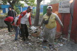 Pemulung 'Acak-acak' TPS Imbas Harga Plastik Naik, DLH Surabaya Bertindak!