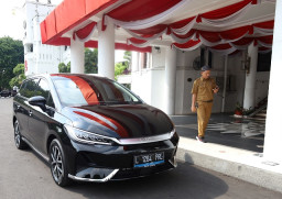 Hemat BBM, Seluruh Kendaraan Operasional Pemkot Surabaya Beralih ke Listrik!