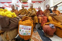 57 Bhikkhu ASEAN Singgah di Surabaya, Tiap Hari Jalan Kaki 50 Km Menuju Borobudur