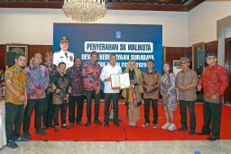 Serahkan SK, Eri Cahyadi Minta Dewan Kebudayaan Surabaya Tancap Gas!