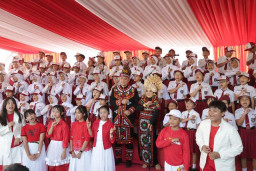 Hardiknas, Eri Cahyadi dan Bunda PAUD Kompak Berbusana Adat Aceh Gayo