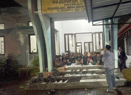 Warga Tuban Antusias Nobar Film Pesta Babi, Miris Lihat Hutan Papua Dihabisi!