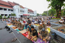 Shalat Idul Adha di Balai Kota Surabaya, Gerimis Tak Surutkan Antusias Warga