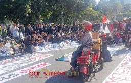 Mahasiswa Kepung Grahadi, Pedagang Asongan Penyandang Disabilitas Ikut Orasi!