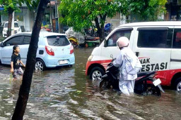 Surabaya Tergenang, Pompa Tak Bekerja Maksimal akibat Pasang Air Laut!