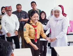 Khofifah Terpukau Suara Siswi SR Bawakan Lagu Osing, Undang Tampil di Grahadi!