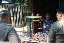 2 Kursi Besi Pemkot Surabaya Diamankan dari Lapak Rongsokan, Nyaris Dijual Kiloan!