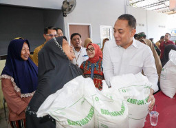 Eri Puji Kartar Ikut Salurkan Beras Bapanas: Iki Lho Anak Mudanya Surabaya!