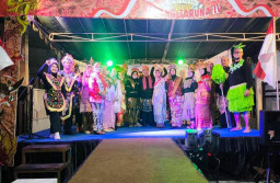 Peringati HUT ke-81 RI, Warga di Surabaya Gelar Lomba Baju Adat Nusantara