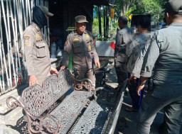 Terungkap Modus Pencurian Kursi Fasum Pemkot Surabaya: Pelaku Pakai Ambulans!
