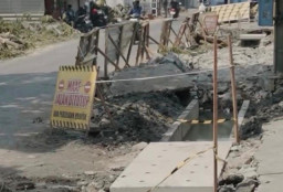 Warga Terpeleset di Proyek Drainase, Eri Cahyadi: Kontraktor Tanggung Jawab!