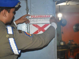 Satpol PP Surabaya Temukan Warkop Jual Miras, Langsung Disegel!