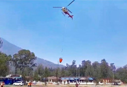 Karhutla Gunung Ijen, Helikopter Water Bombing BPBD Jatim Beri Bantuan Udara!