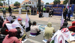 Sindir DPRD Mandul soal Bank Jatim, APMP Gelar 'Rapat Paripurna' di Depan Grahadi!