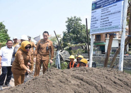 Wabup Mimik Kecewa Proyek Rumah Pompa Sidokare, Ancam Blacklist Kontraktor!