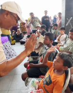 Turun ke Kenjeran, DLH Surabaya Ajak Anak-anak Pesisir Jaga Kebersihan Pantai!