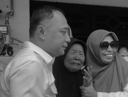 Sat Set! Eri Cahyadi Turun Langsung Bawa Penderita Kanker ke RSUD Soewandhie