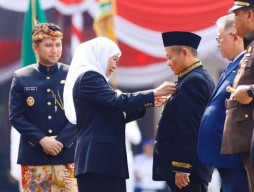 Hari Jadi ke-81 Jatim, Menperin Sarmuji Terima Lencana Jer Basuki Mawa Beya