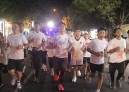 SeduluRUN Bareng Mas Lindra, 9.000 Pelari Semarakkan Tuban Lewat Fun Night Color Run