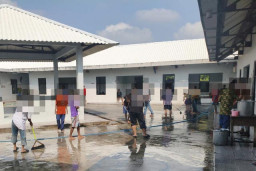 45 Penerima RJ Jalani Sanksi Sosial di Liponsos Keputih, Bantu Mandikan ODGJ!