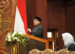 Khofifah Sebut Ekonomi Jatim Tumbuh 5,84%, DPRD Singgung soal  Pemerataan!
