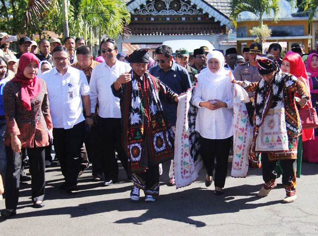 Penyerahan Bansos, Khofifah Disambut Kesenian Rakyat Gayo