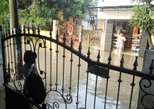 Air Tak Kunjung Surut, Aktivitas Warga Terhenti