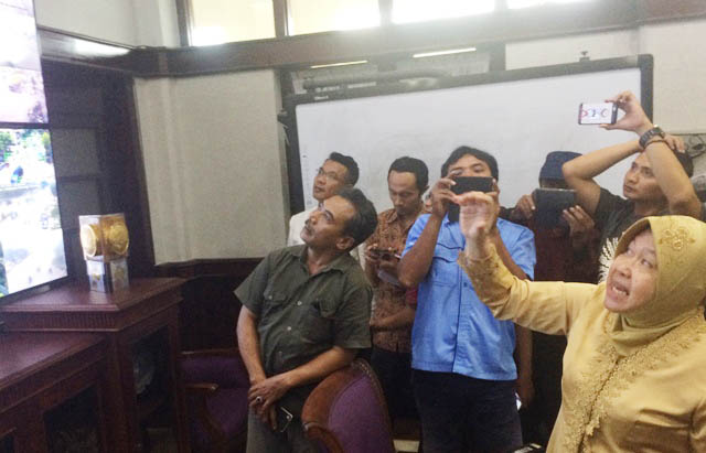 Cukup dari Ruang Kerja Risma Bisa Pantau Surabaya