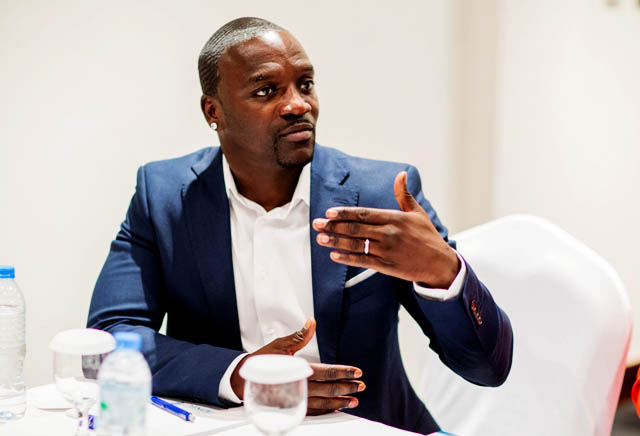 Terangi Pedalaman Terpencil, Akon Gelar Konser di Kemensos