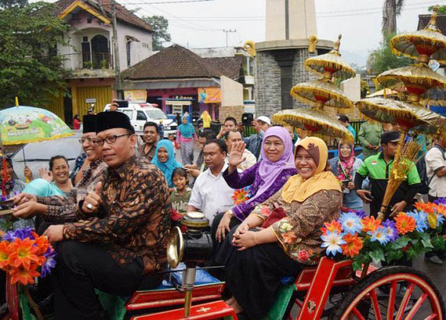 Naik Kereta Kencana, Warga Sambut Hangat Khofifah-Rendra