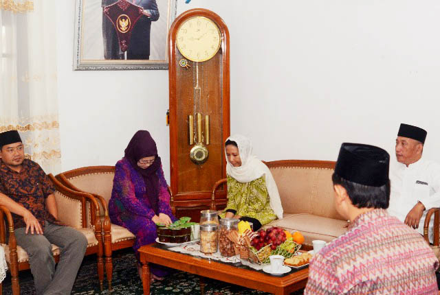 Ditemani Arum Sabil, Menteri BUMN Jenguk Kiai Hasyim