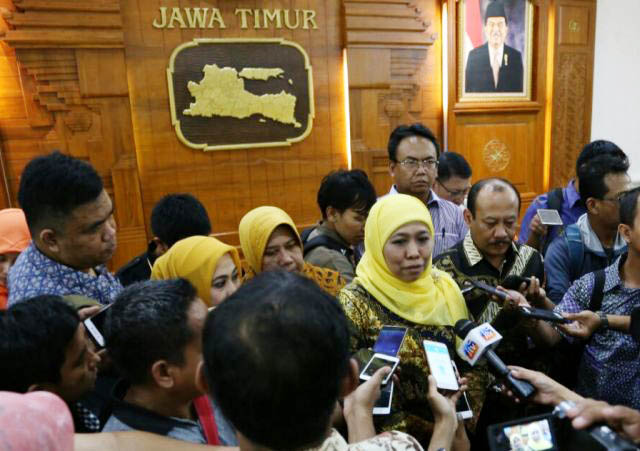 Ditanya soal Pilgub, Khofifah Ajak Wartawan Shalat