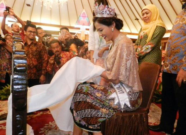 Dibonceng Ajudan, Mensos Naik Motor Tembus Kemacetan