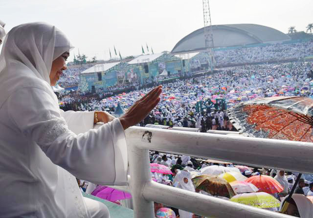 GALERI: Khofifah di Tengah Jamaah Istighotsah Kubro