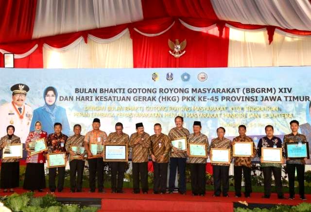 Pakde Beri Bantuan, Bude Bagi-bagi Pin Emas