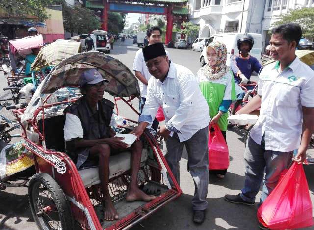 Jumat Berkah, PCNU-Lazisnu Berbagi Nasi Bungkus