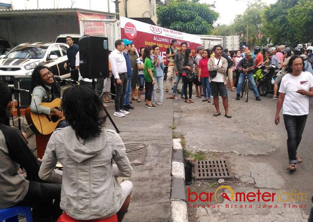 Ini Baru Beda, Bagi Takjil Sambil Bermusik