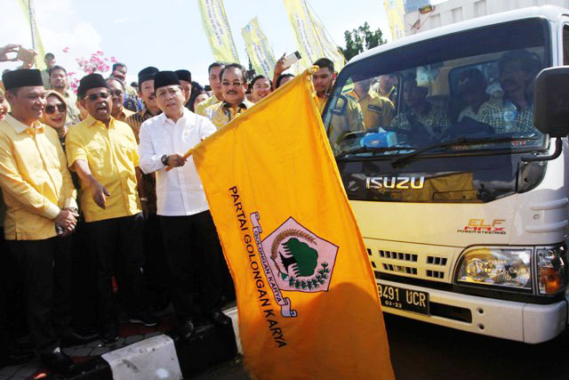 Diangkut 50 Truk, Golkar Salurkan 25 Ribu Paket Zakat