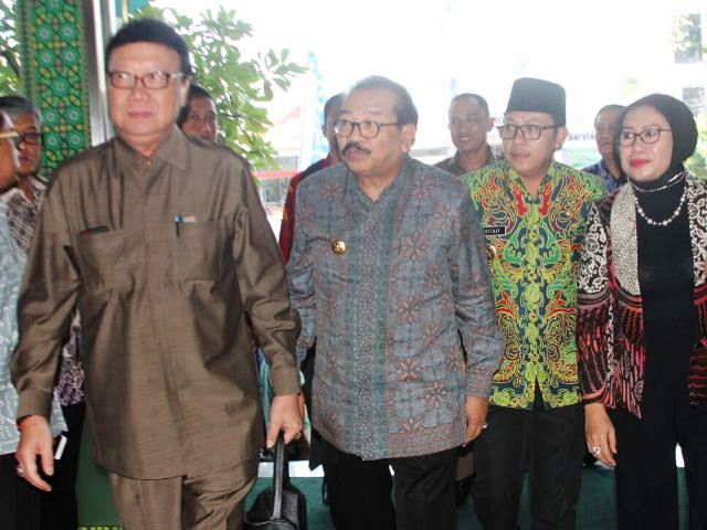 Soekarwo Ajak Wali Kota Tegak Lurus dengan Presiden