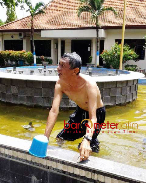 Protes Air Mampat, Warga Lamongan Mandi di Kolam PDAM