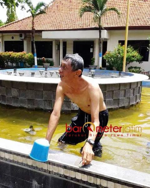 Protes Air Mampat, Warga Lamongan Mandi di Kolam PDAM
