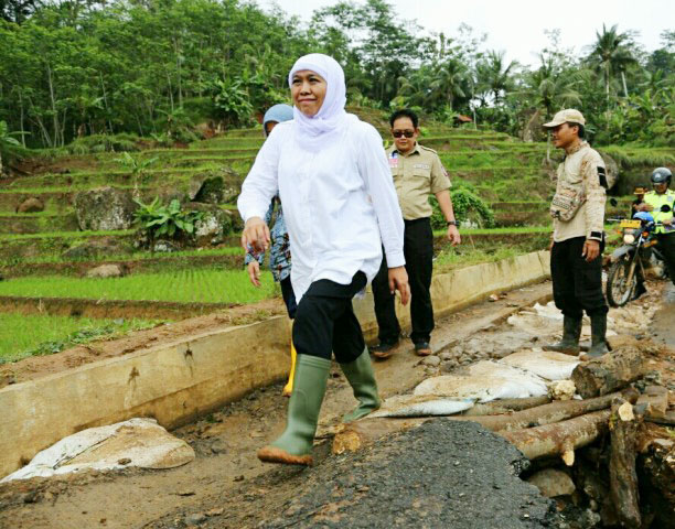 Wow Bawa Santunan Korban Longsor, Mensos Naik Trail