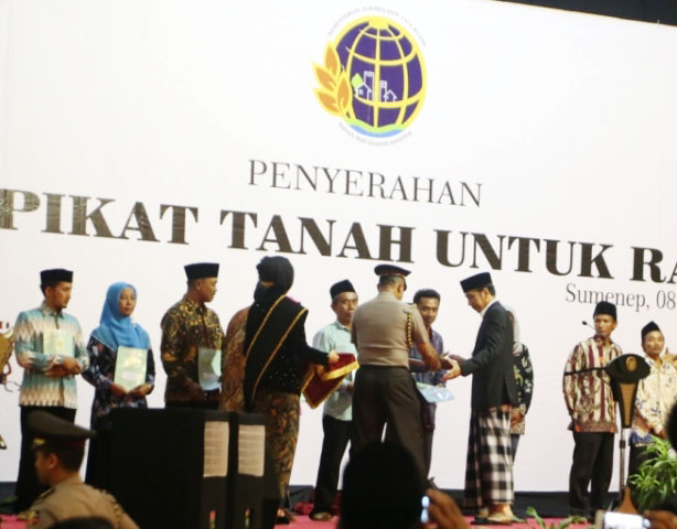 Di Madura, Presiden Serahkan 5.100 Sertifikat Tanah